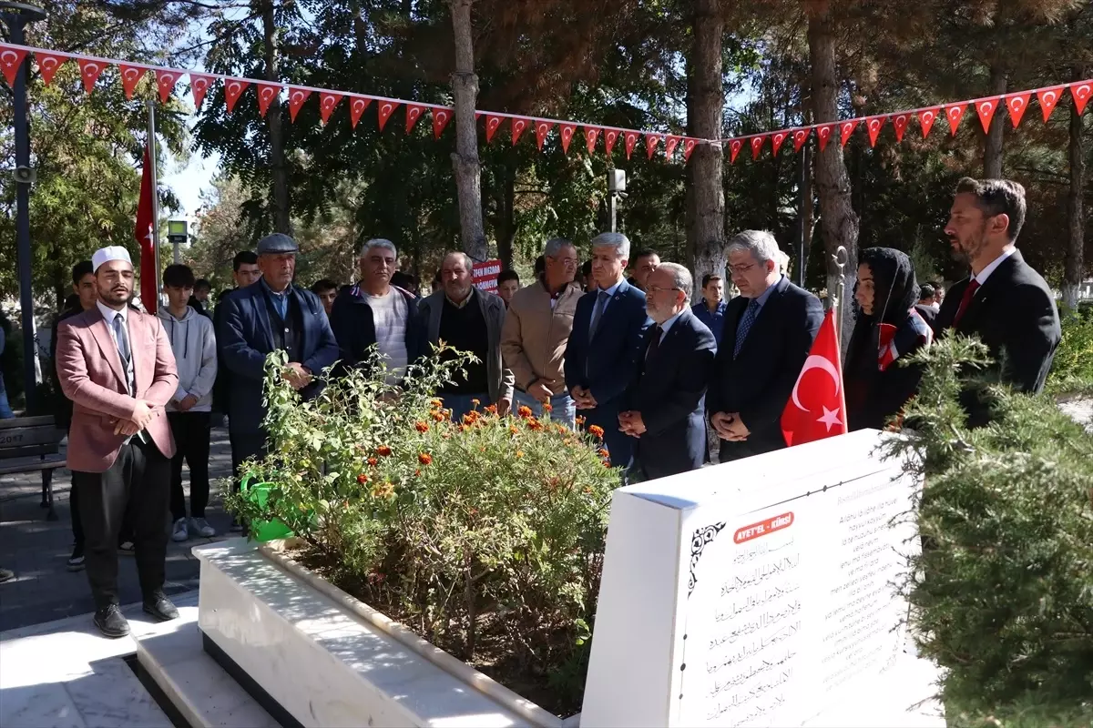 15 Temmuz Derneği üyelerinden şehit Ömer Halisdemir\'in kabrine ziyaret