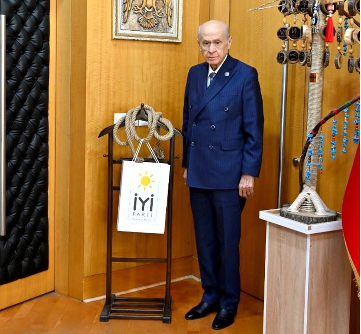 MHP, İPİ MAKAM ODASINA ASTI