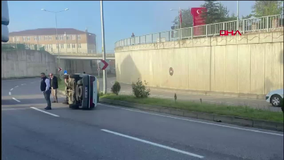 Bartın\'da Otomobil Elektrik Direğine Çarptı