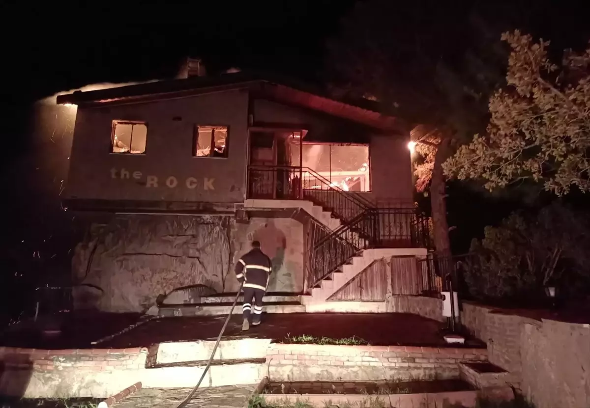 Ayvacık\'ta Butik Otel Yangını