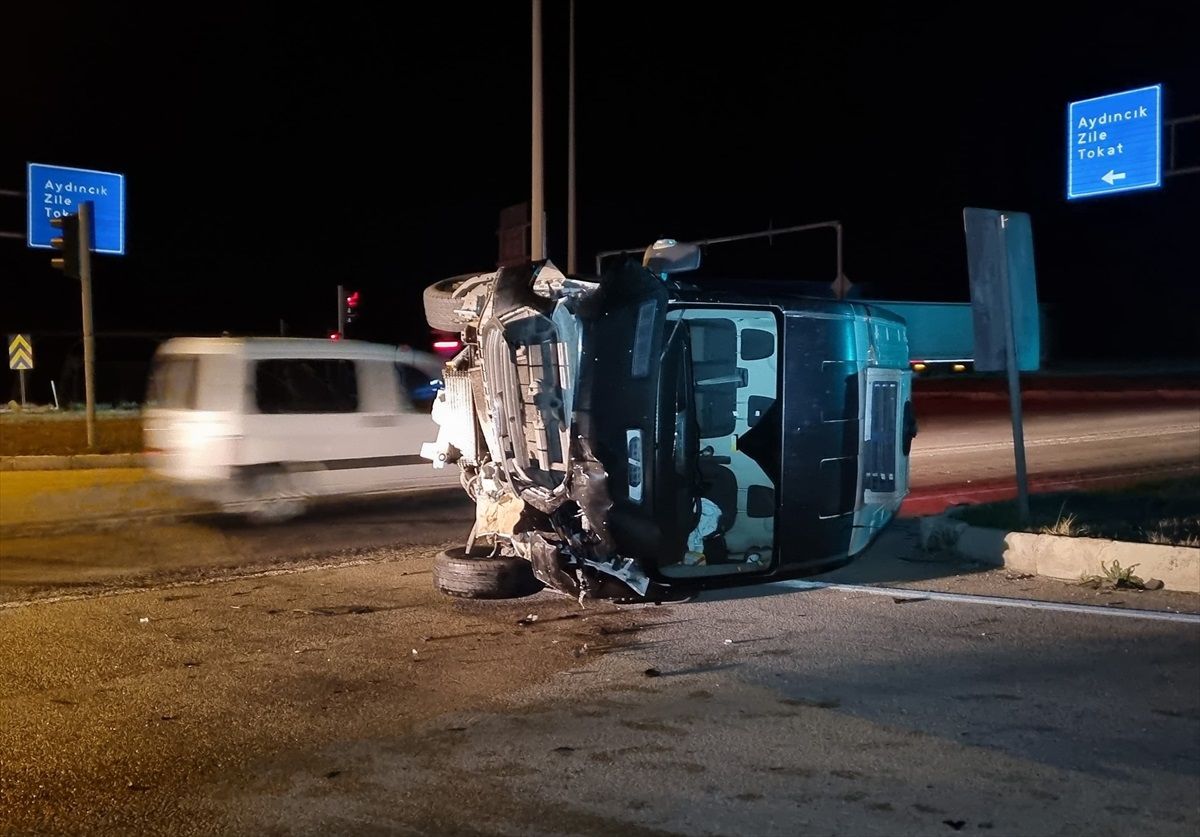 Çorum\'da Trafik Kazası: 3 Yaralı