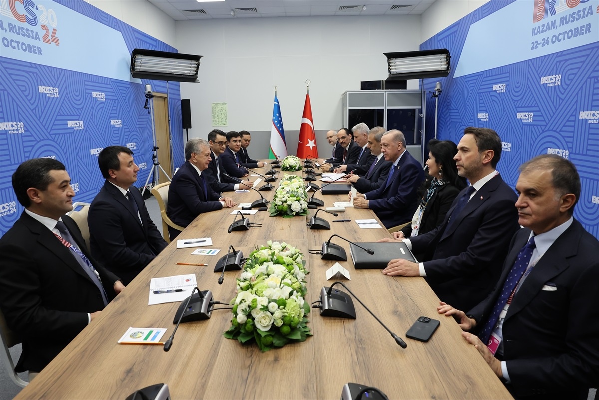 Cumhurbaşkanı Erdoğan, Özbekistan Cumhurbaşkanı Mirziyoyev ile görüştü