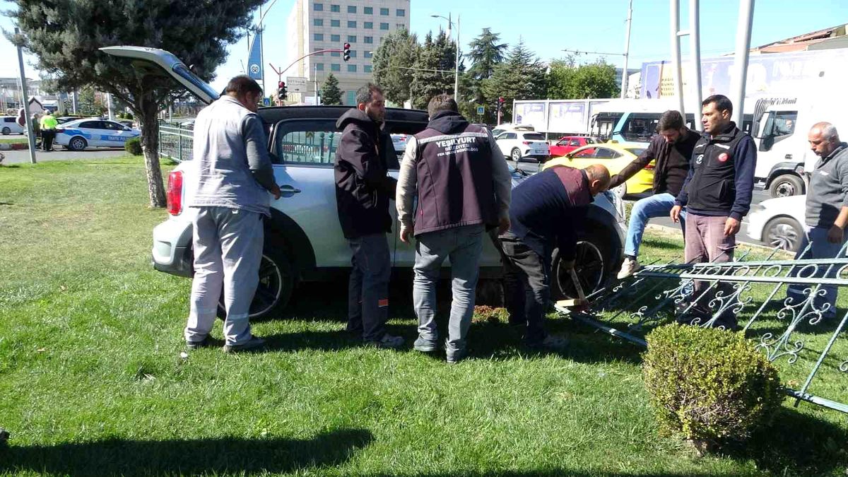 Malatya\'da Kontrolden Çıkan Araç Demir Korkuluğa Saplandı