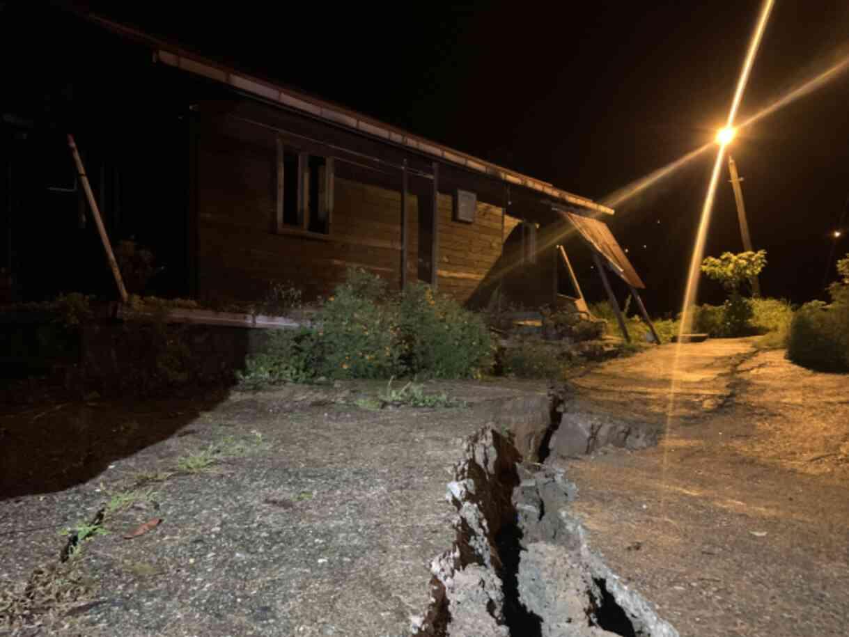 Derin yarıkların oluştuğu bölgede korkutan sözler: Mahalle komple hareket halinde