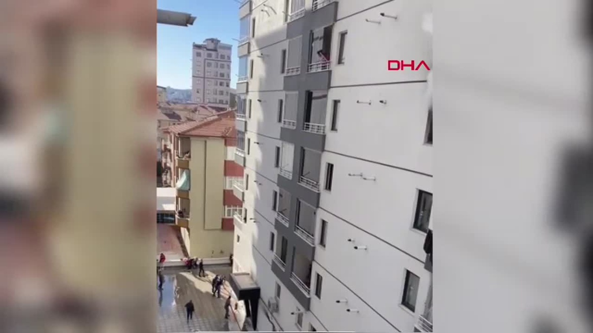 Elazığ\'da Apartman Yangını