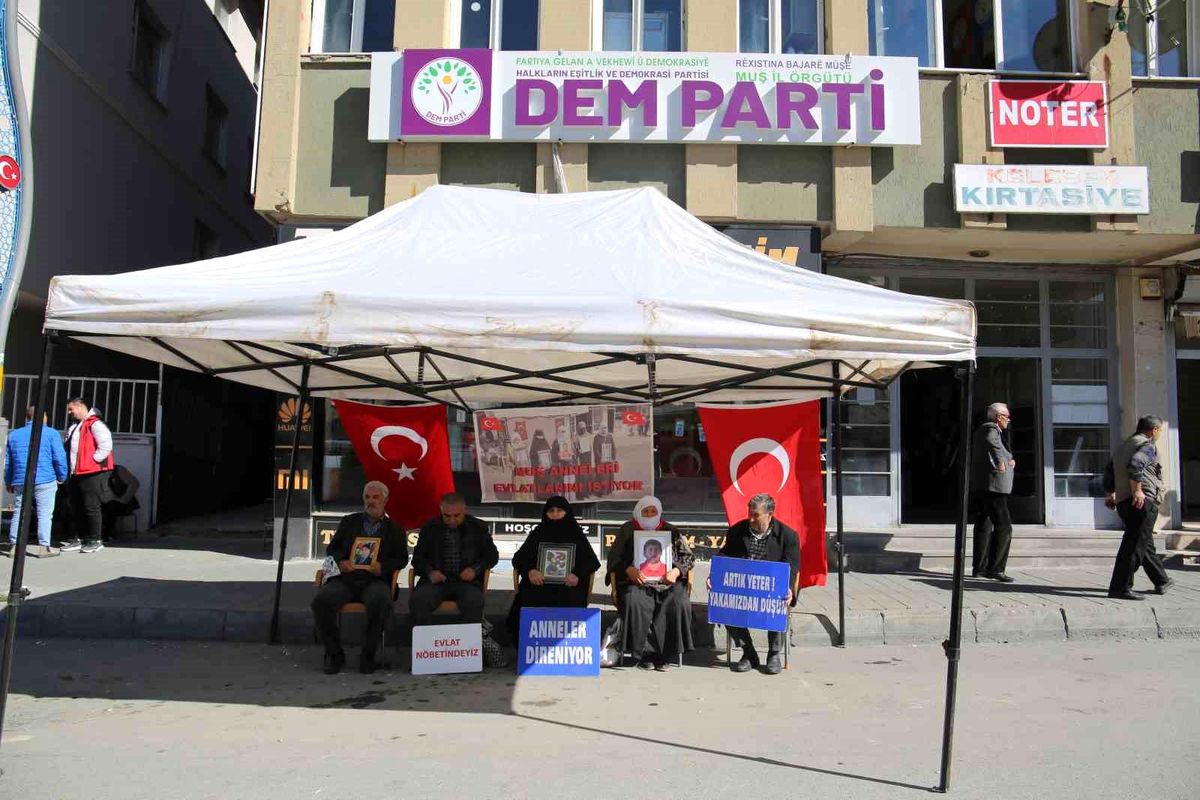 Muş\'ta Evlat Nöbeti Devam Ediyor
