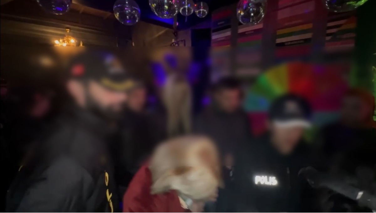 İstanbul-Beyoğlu\'nda gece kulübündeki partiye baskın: 32 gözaltı