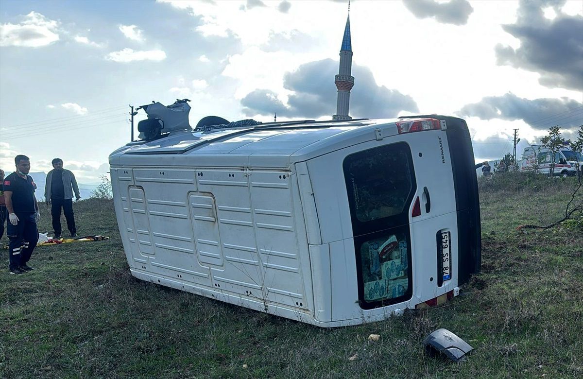 Karabük\'te Minibüs Devrildi, Sürücü Yaralandı