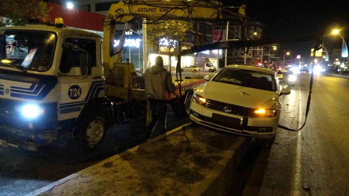 Malatya\'da Kontrolden Çıkan Araç Refüjde Kayarak Durdu