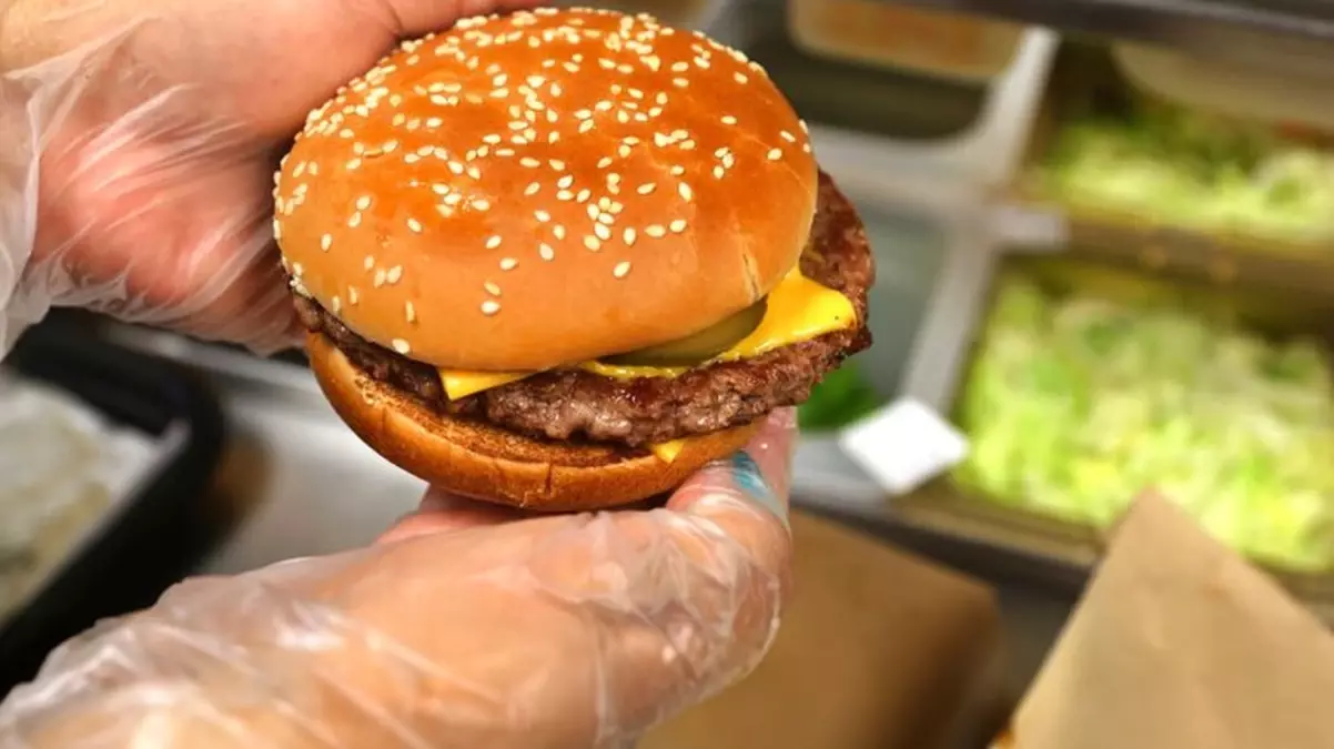 McDonald\'s\'ta hamburger yiyen 49 kişiye ölümcül bakteri bulaştı, satışlar durduruldu