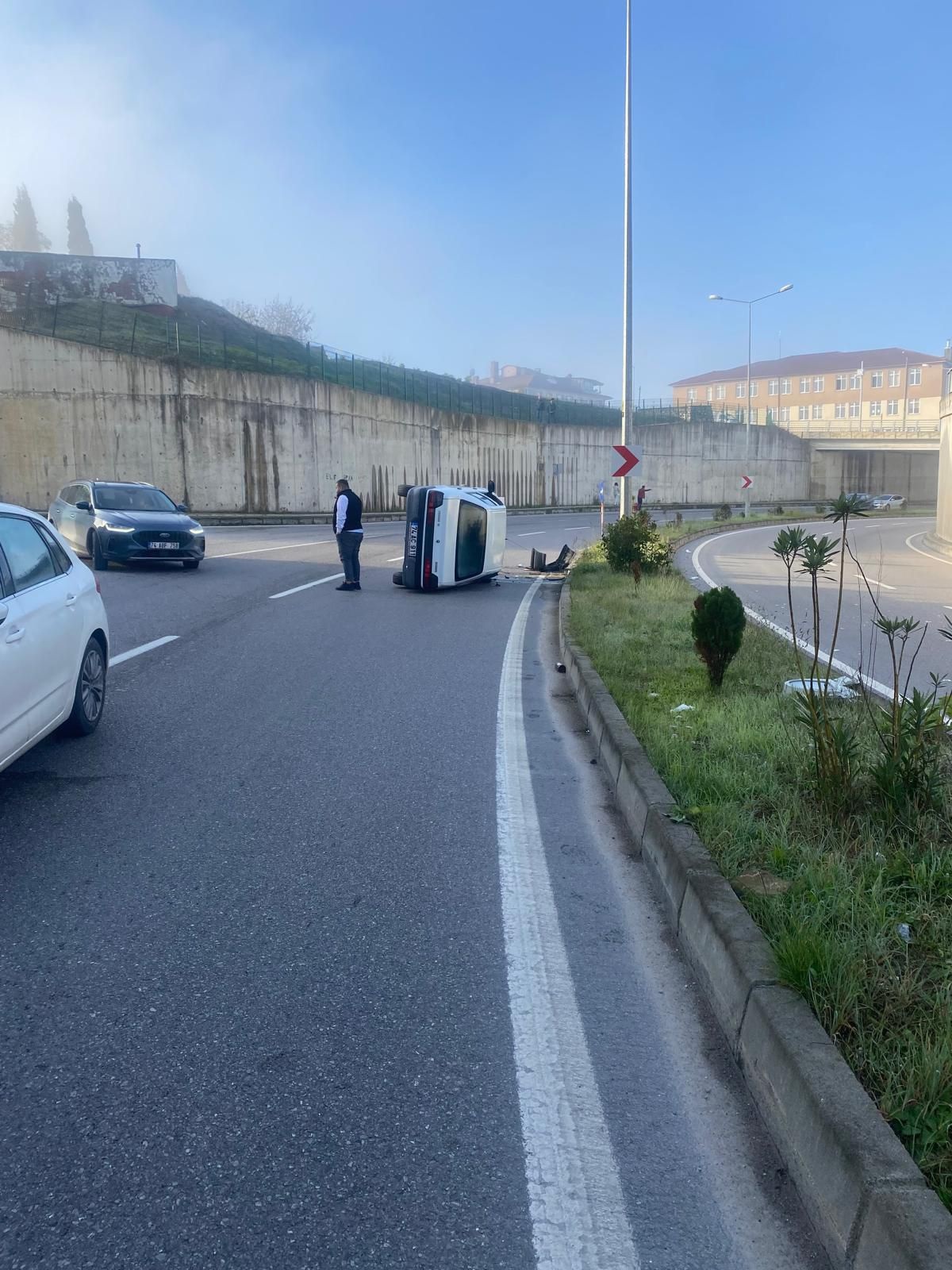 Bartın\'da Elektrik Direğine Çarpan Araç Kazası