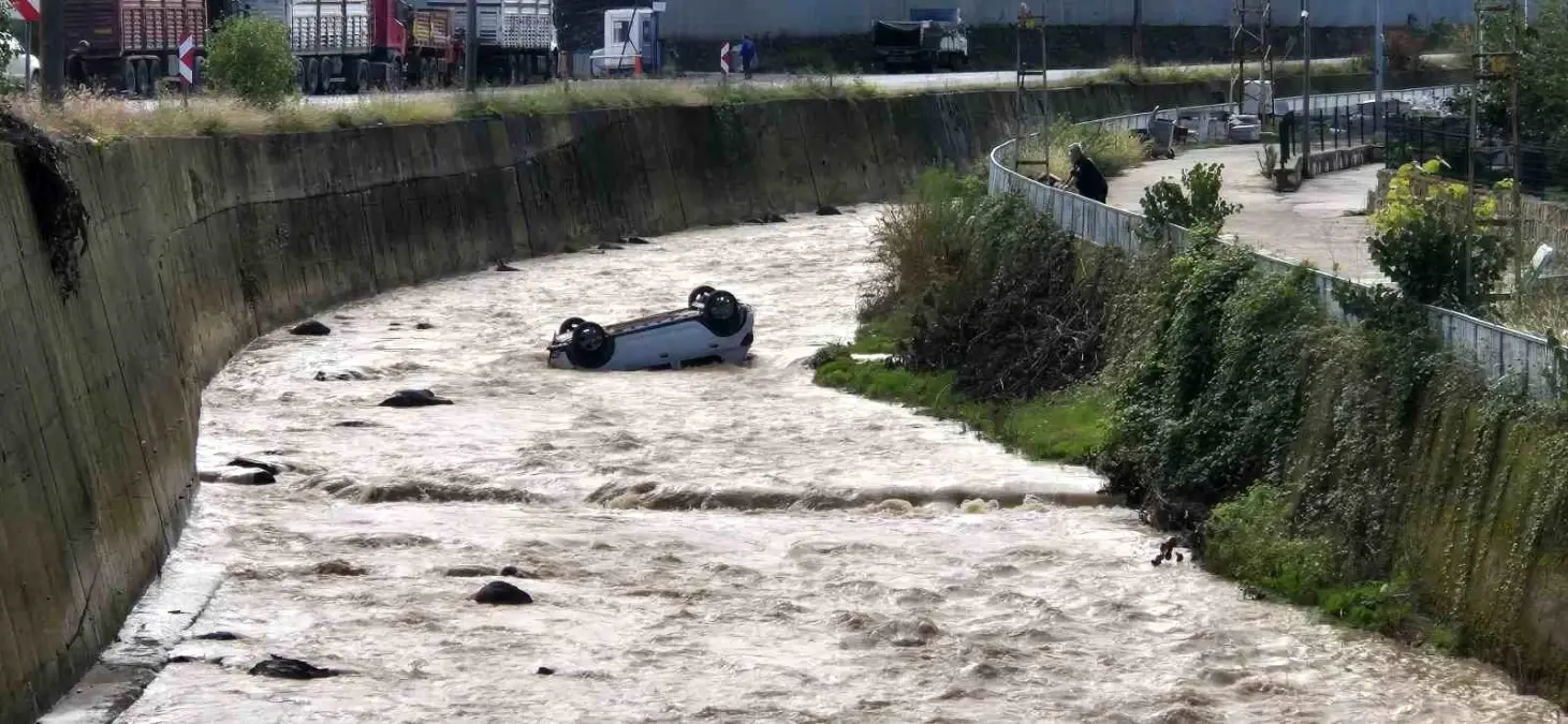 Trabzon\'da Kaza: Araç Dereye Uçtu, 2 Yaralı