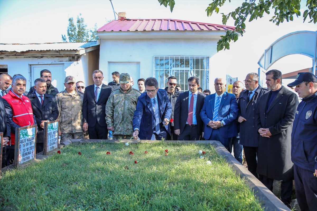Van\'da Deprem Şehitleri Anıldı