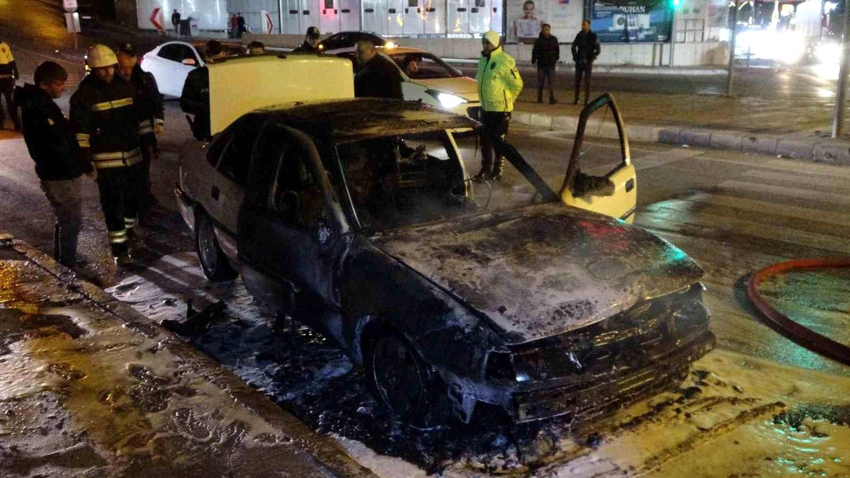 Yozgat\'ta Seyir Halindeki Otomobilde Yangın Çıktı