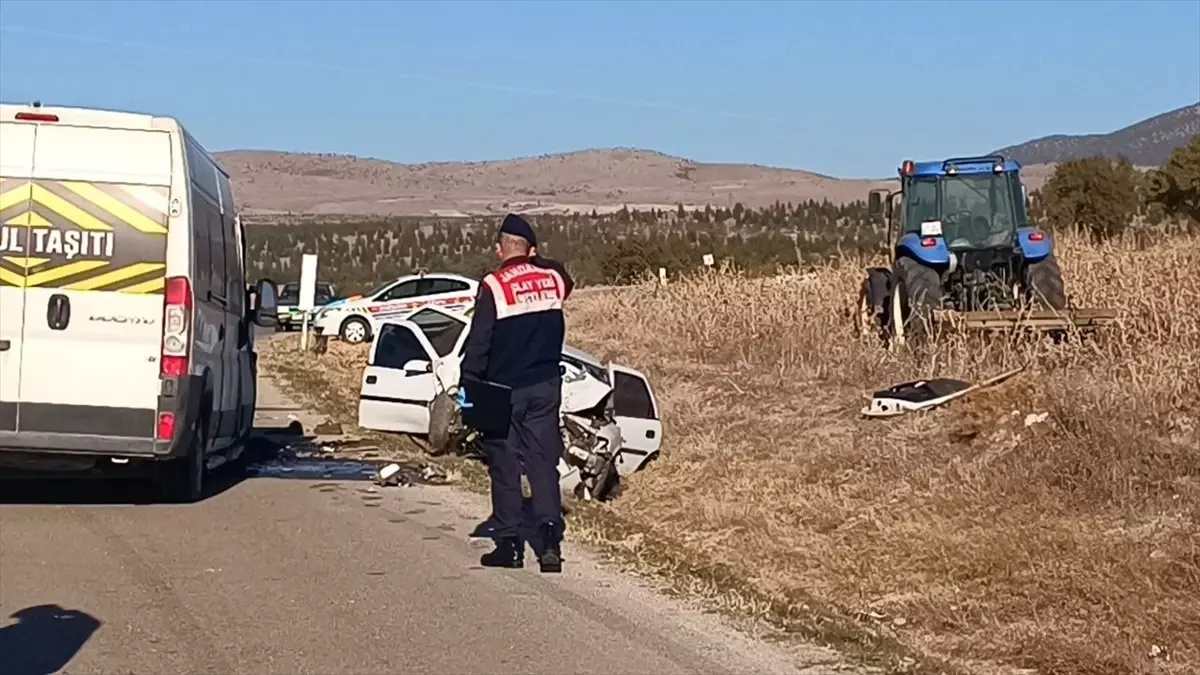 Afyonkarahisar\'da servis minibüsüyle çarpışan otomobildeki 4 kişi öldü