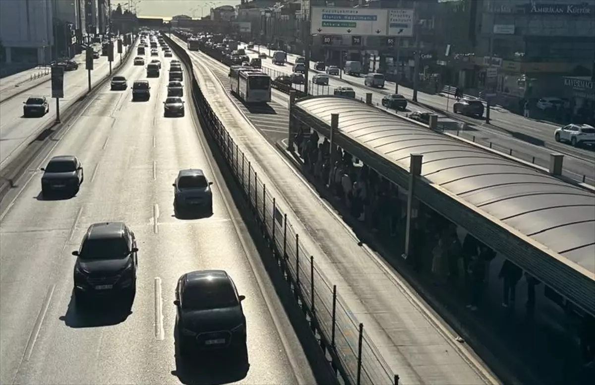 Metrobüs Yangını: Yolcular Tahliye Edildi