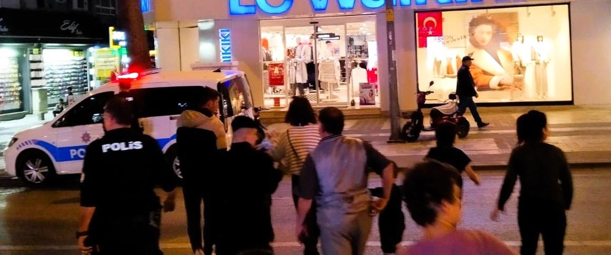Denizli\'de 4 Yaşındaki Çocuk Balkondan Kaçtı, Belediye Personeli Kurtardı