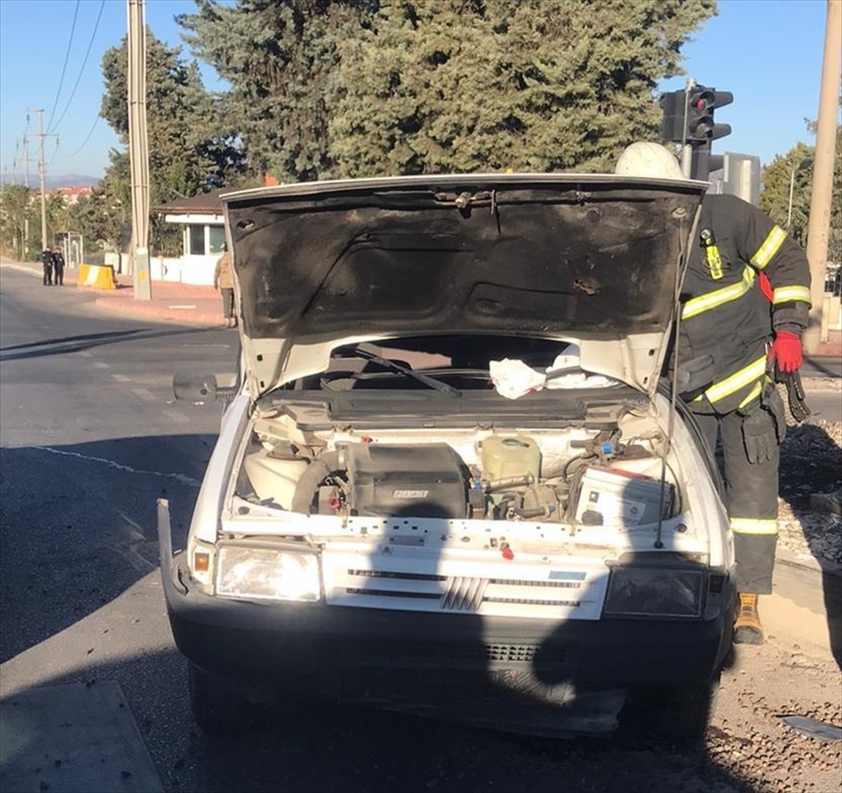 Burdur\'da Elektrik Direğine Çarpan Otomobilin Sürücüsü Yaralandı