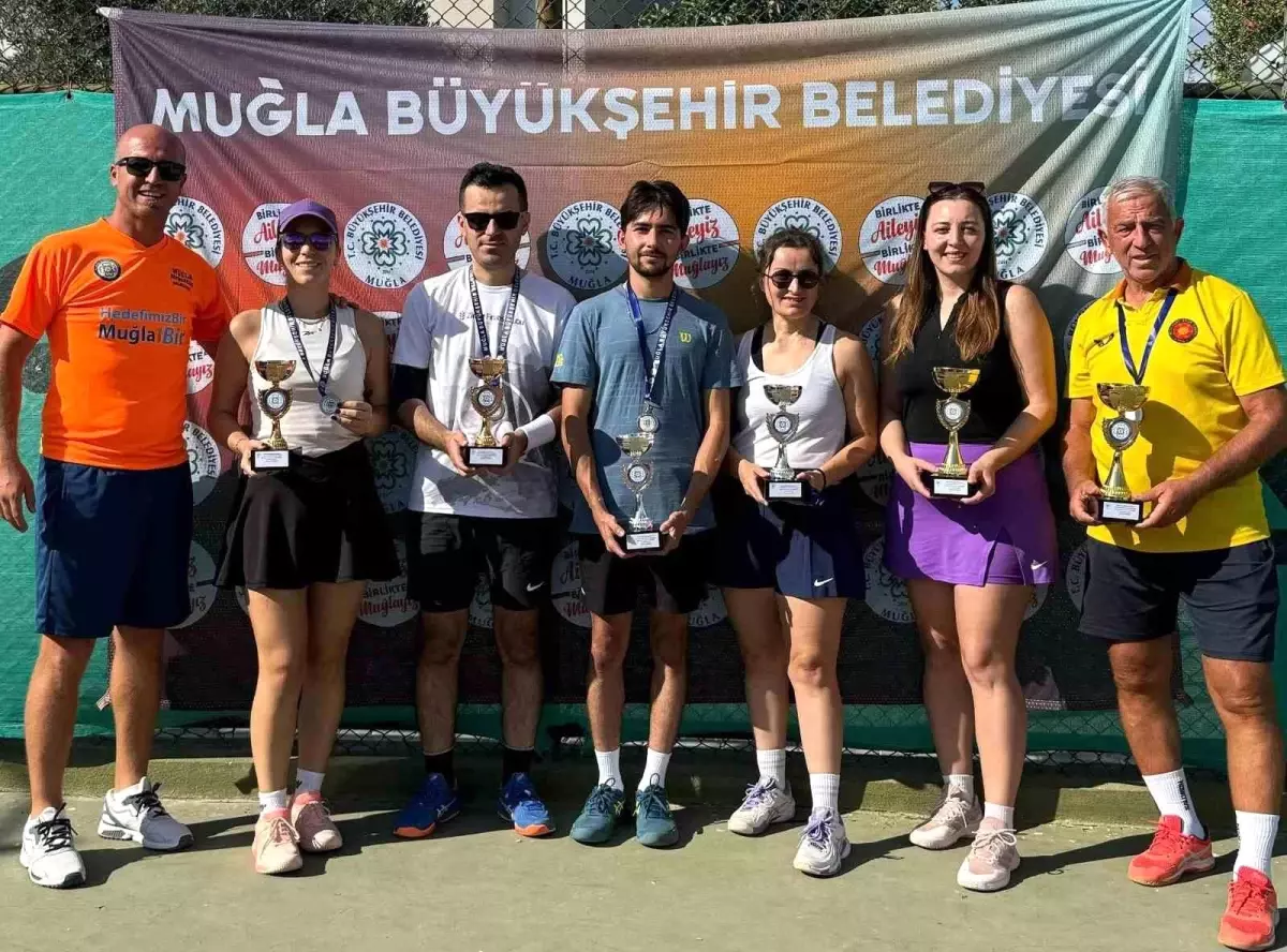 Muğla\'da Geleneksel Cumhuriyet Kupası Mix Tenis Turnuvası Yapıldı