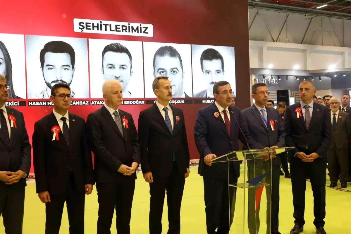 Cumhurbaşkanı Yardımcısı Cevdet Yılmaz TUSAŞ standını ziyaret etti