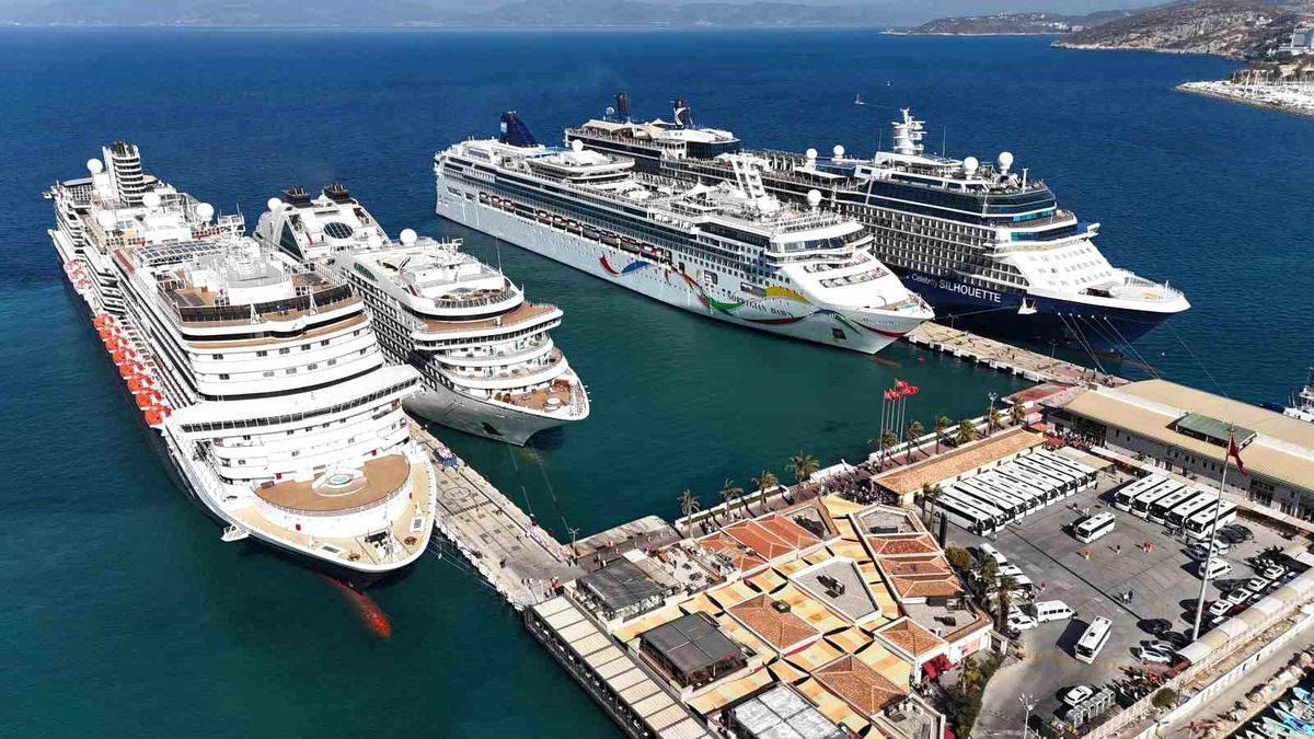 Kuşadası\'na 4 Kruvaziyer Gemisi Geldi