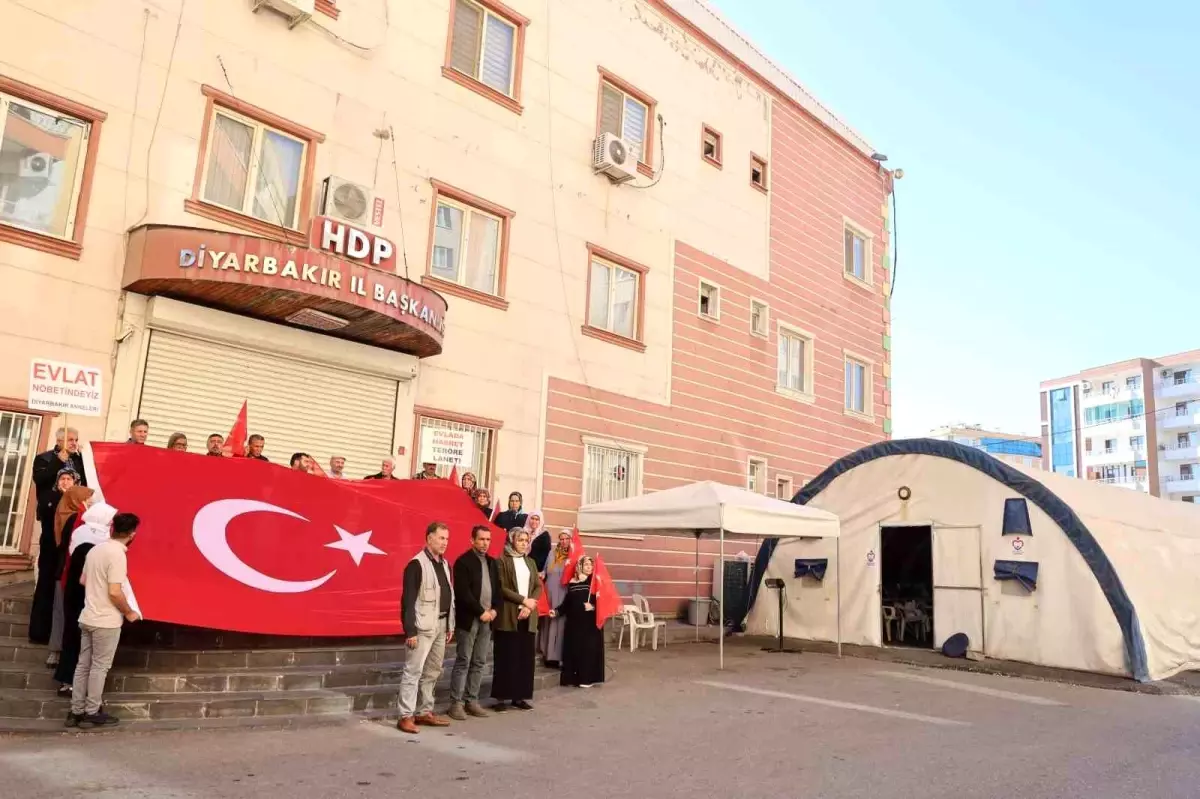 Diyarbakır Anneleri PKK\'yı Terör Saldırısı Nedeniyle Lanetledi