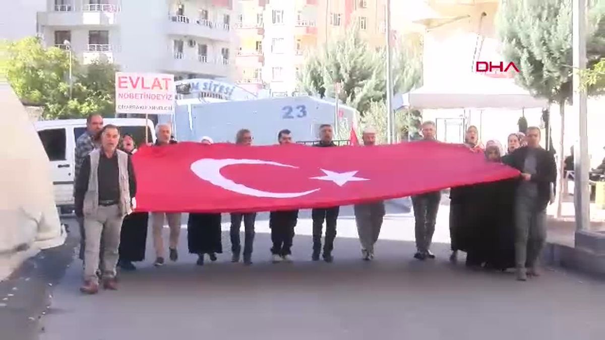 DİYARBAKIR Evlat nöbetindeki aileler, Ankara\'daki terör saldırısını lanetledi