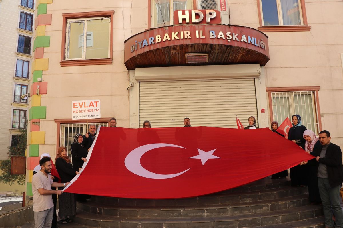 Evlat nöbetindeki aileler, Ankara\'daki terör saldırısını lanetledi