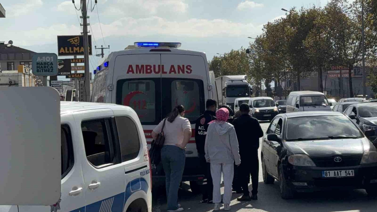 Düzce\'de Otobüs ile Otomobil Çarpıştı