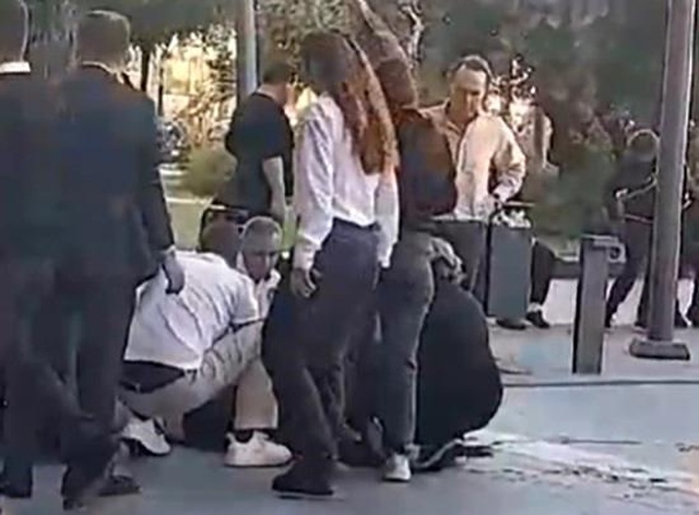 Alışveriş merkezinde 2 çocuk dehşet saçtı, güvenlik görevlisini bıçakladı Alışveriş merkezinde 2 çocuk dehşet saçtı, güvenlik görevlisini bıçakladı