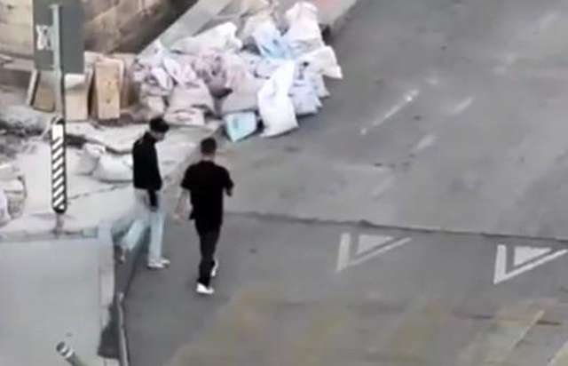 Alışveriş merkezinde 2 çocuk dehşet saçtı, güvenlik görevlisini bıçakladı Alışveriş merkezinde 2 çocuk dehşet saçtı, güvenlik görevlisini bıçakladı