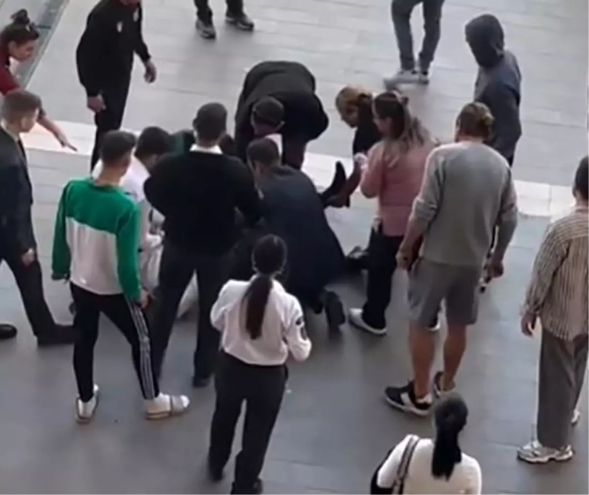 AVM\'de Bıçaklı Saldırı: 15 Yaşında Çocuk Tutuklandı