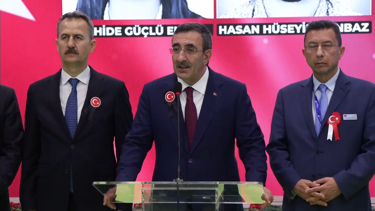 Cevdet Yılmaz, TUSAŞ Standını Ziyaret Etti