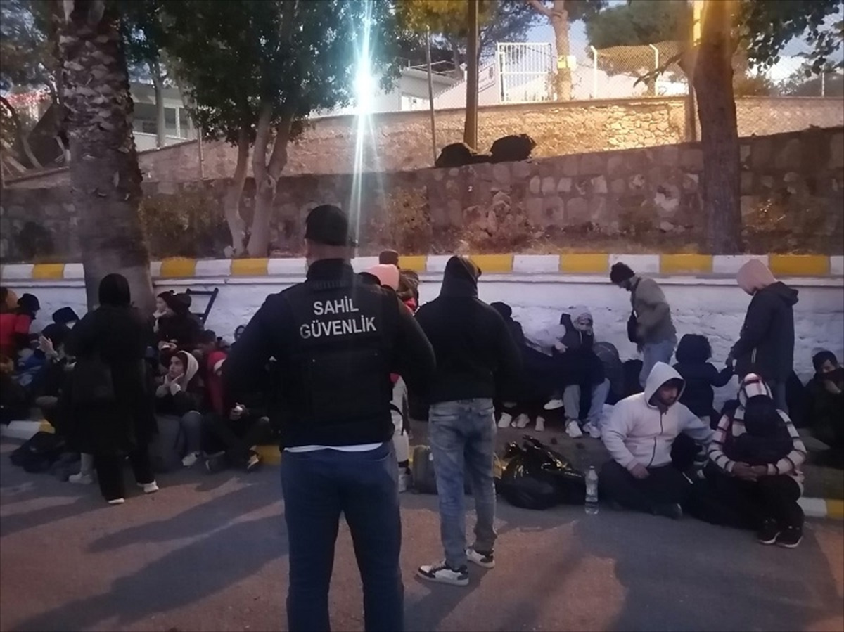 İzmir\'de 55 Düzensiz Göçmen Yakalandı