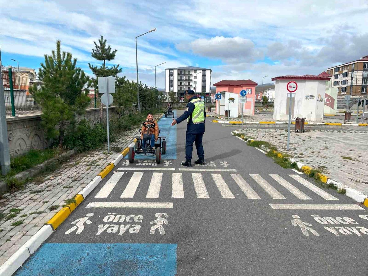 Kars\'ta Öğrencilere Trafik Eğitimi