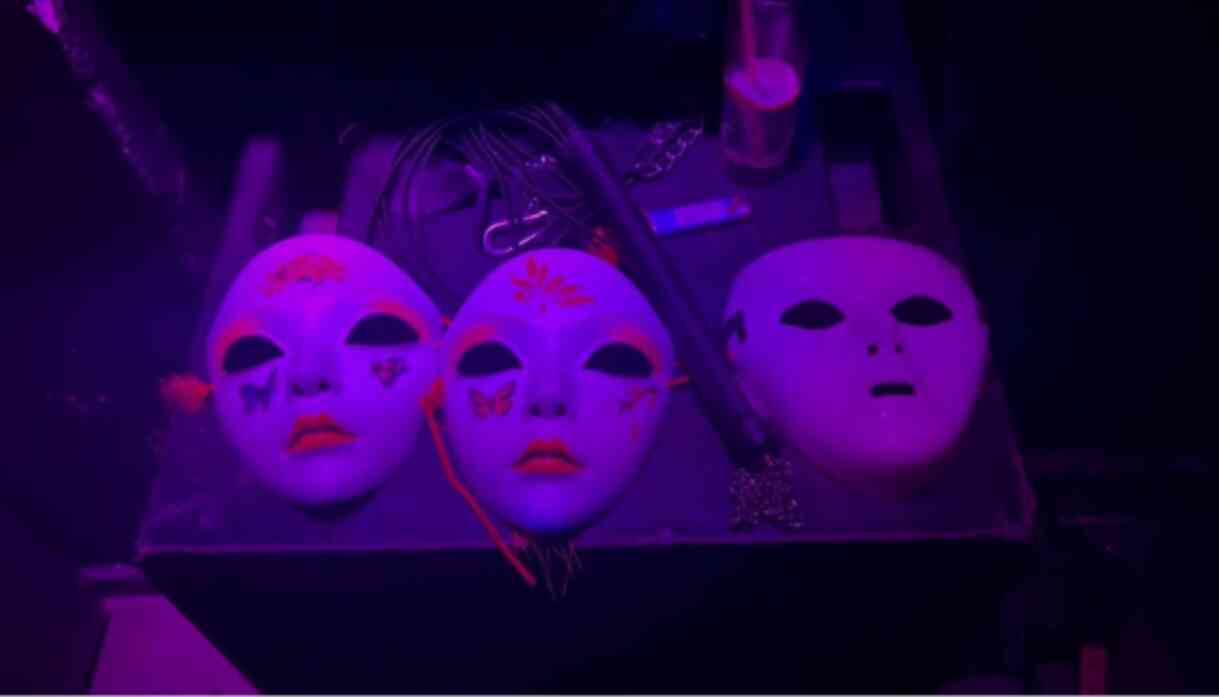 Köleli, kırbaçlı müstehcen partiye baskında skandal görüntüler Köleli, kırbaçlı müstehcen partiye baskında skandal görüntüler