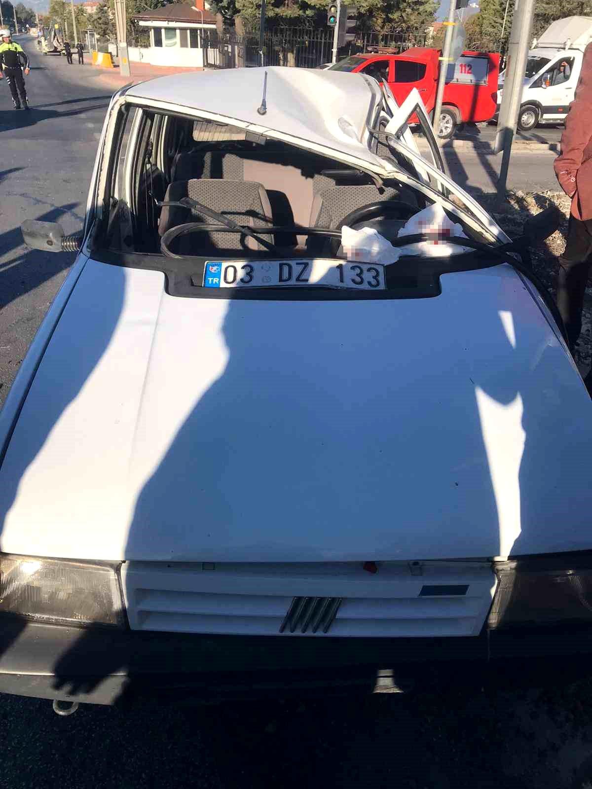 Burdur\'da Kaza: Elektrik Direğine Çarpan Araçta 1 Yaralı
