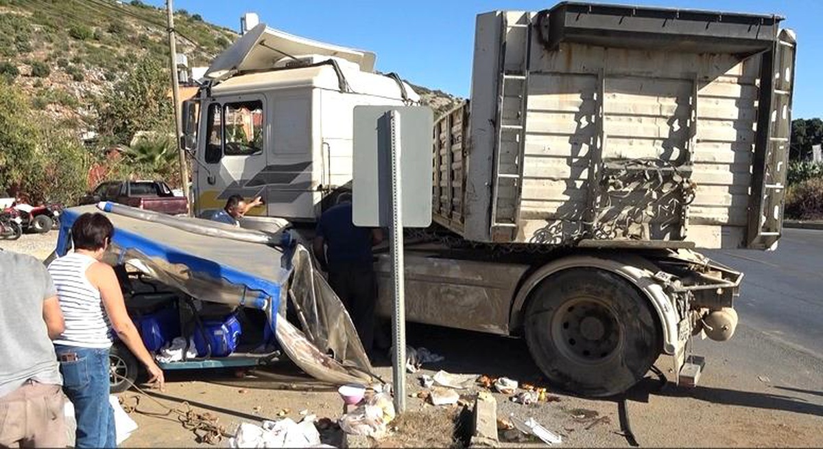 Alanya\'da Tır Motosiklete Çarptı