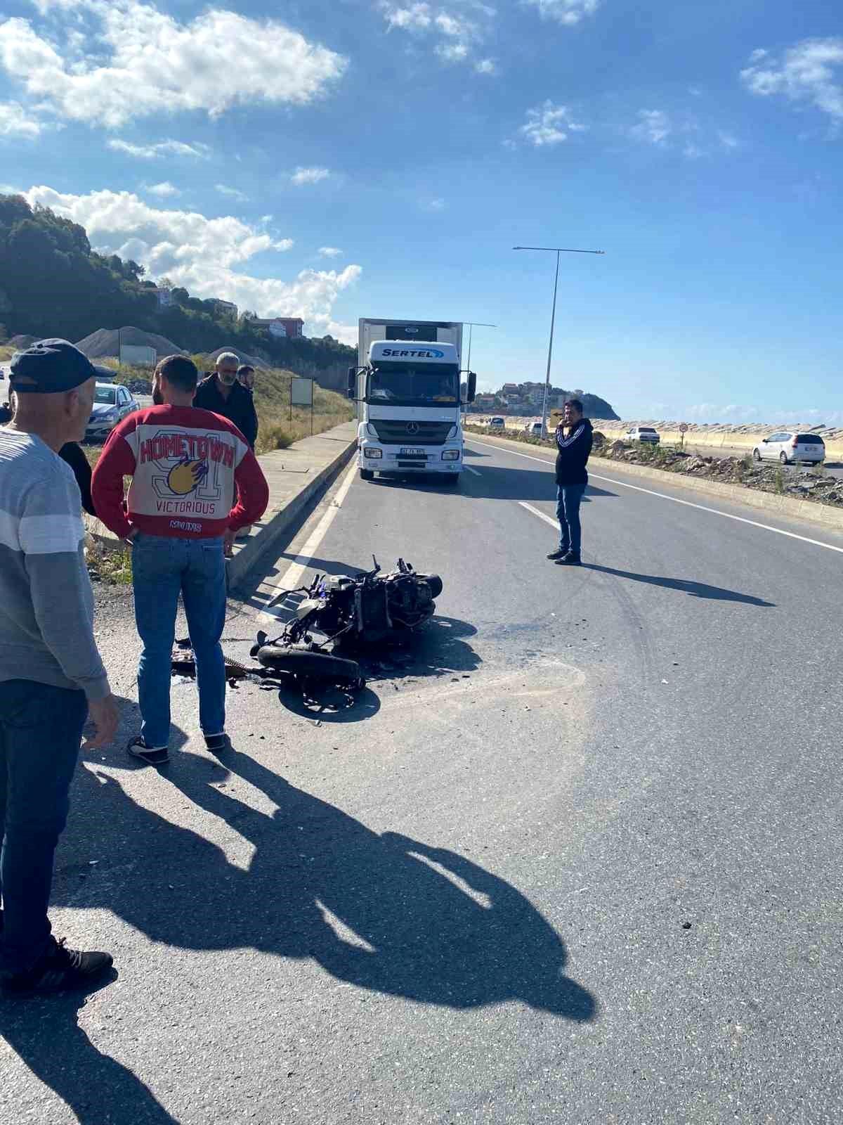 Zonguldak\'ta Motosiklet Tıra Çarptı