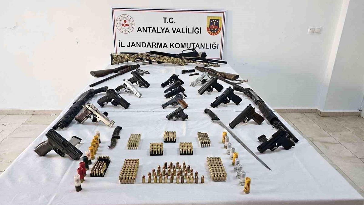 Antalya\'da Silah Operasyonu: 15 Adreste Ele Geçirildi
