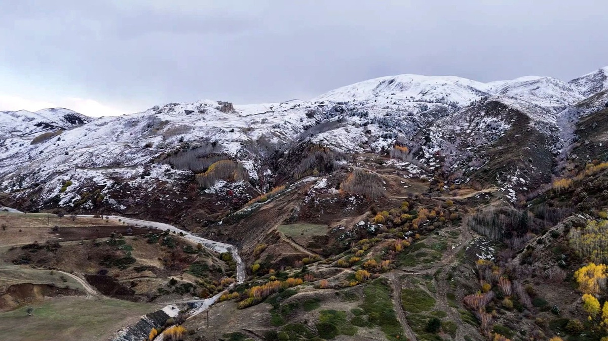 Bayburt\'ta Kar Yağışı Sonbahar Manzaralarını Renklendiriyor