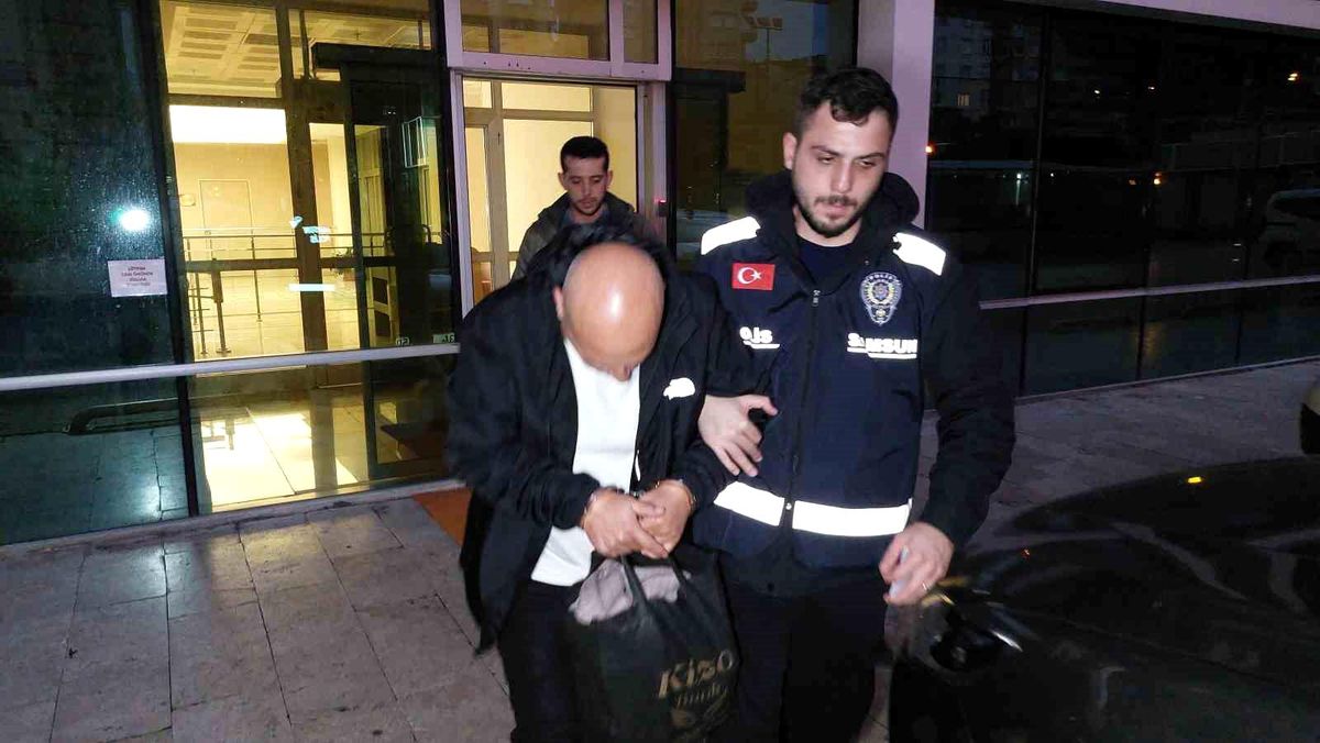 Samsun\'da Bıçaklı Saldırı: Emekli Polis Yaralandı