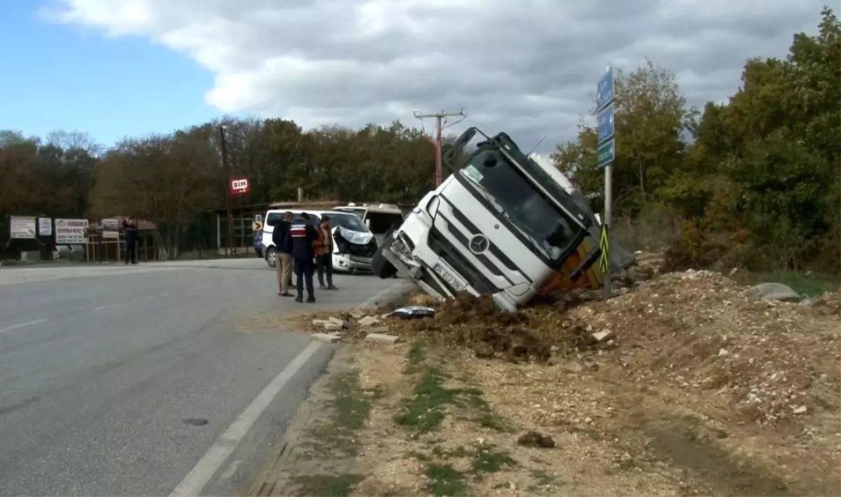 Çatalca\'da Minibüse Çarpan Kamyon Devrildi