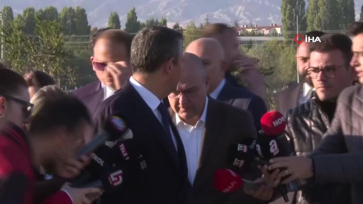 CHP Genel Başkanı Özel: "Öcalan konuşacak diye illa kullandığı, DEM\'le ortak kullanıyorlar o kürsüye gelmek zorunda değil"