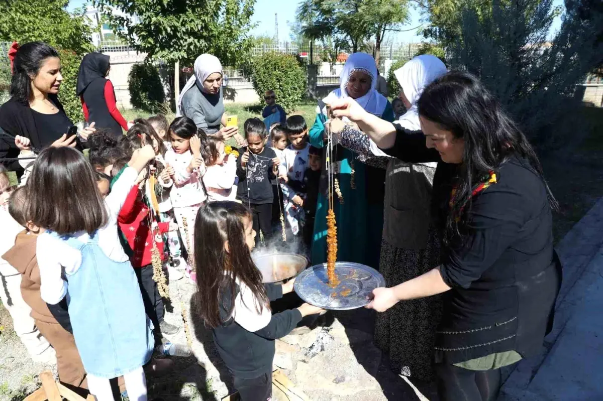 Diyarbakır\'da Çocuklar Bağ Bozumu ve Bulamaç Etkinliği Düzenledi