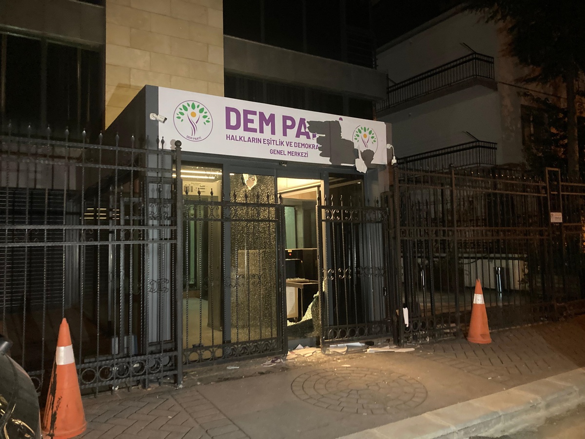 DEM Parti Genel Merkezine Taşlı Saldırı