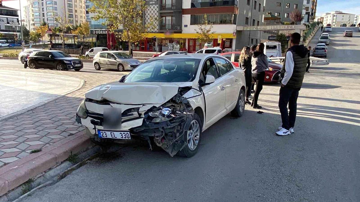 Elazığ\'da Trafik Kazası: 2 Yaralı