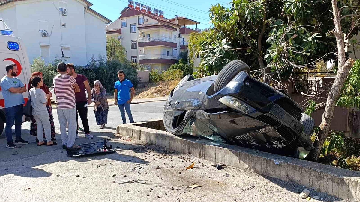Antalya\'da Araç İstinata Çarptı