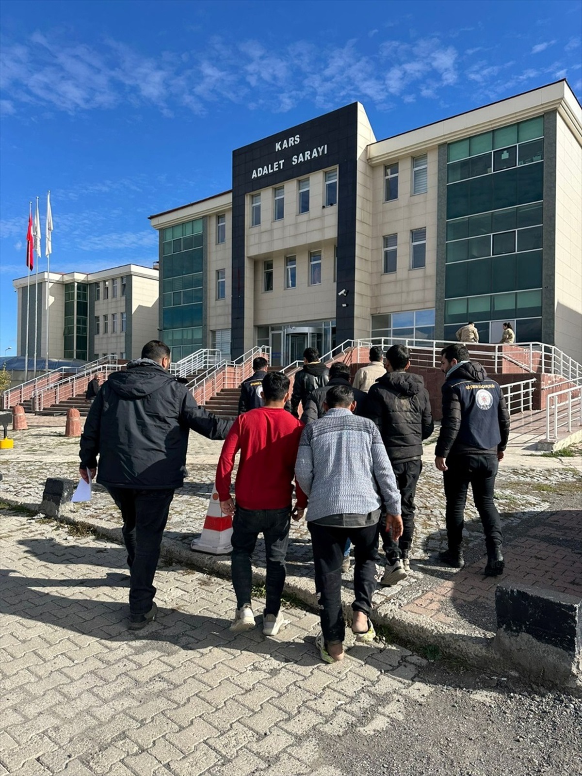 Kars\'ta 6 Düzensiz Göçmen Sahte Pasaportla Yakalandı