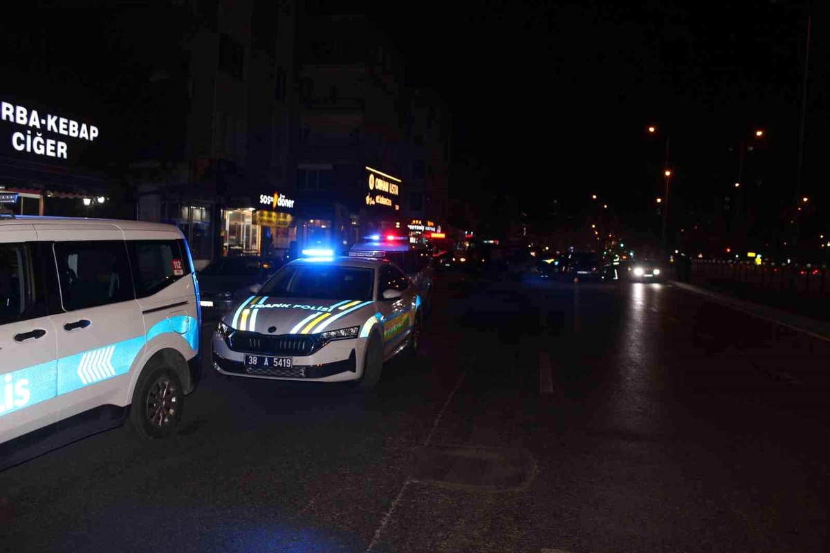 Kayseri\'de Lüks Otomobil Kaza Yaptı: 4 Yaralı